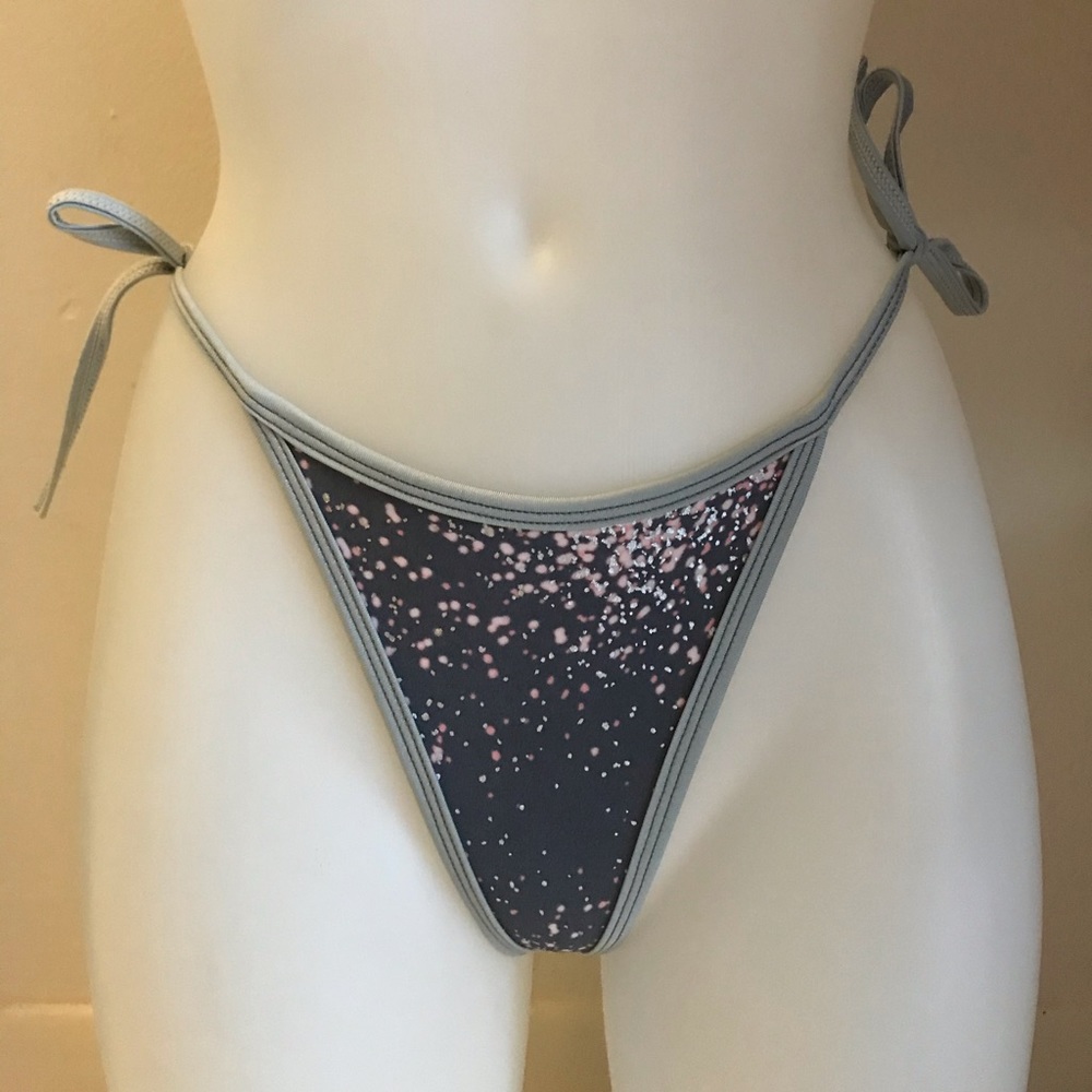 Bikini - Picture 3 of 7
